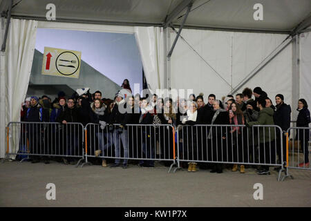 Bâle, Suisse. 28 Dec, 2017. Les pèlerins d'attente pour le repas du soir la distribution. Autour de 20 000 pèlerins de l'Europe et au-delà se sont réunis à Bâle en Suisse pour la réunion européenne de la jeunesse de la communauté de Taizé sur le thème Le Pèlerinage de confiance sur la terre". La communauté de Taizé est un ordre monastique chrétien interconfessionnel de la France. Crédit : Michael Debets/Alamy Live News Banque D'Images