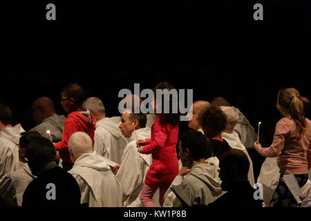 Bâle, Suisse. 28 Dec, 2017. Les enfants portent des bougies pour l'autel, pour allumer les bougies en face de la croix de Taizé. Autour de 20 000 pèlerins de l'Europe et au-delà se sont réunis à Bâle en Suisse pour la réunion européenne de la jeunesse de la communauté de Taizé sur le thème Le Pèlerinage de confiance sur la terre". La communauté de Taizé est un ordre monastique chrétien interconfessionnel de la France. Crédit : Michael Debets/Alamy Live News Banque D'Images