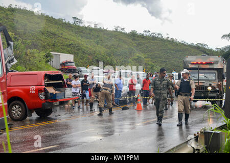 Belo Horizonte, Brésil. 28 Dec, 2017. Le 28 décembre 2017, après une forte pluie d'été, trois camions sont entrés en collision sur une longue partie de la BR-386 autoroute près de Belo Horizonte, Minas Gerais, Brésil. De graves accidents de la circulation sont un phénomène courant au Brésil en raison de manque d'infrastructure. Environ 40 000 personnes meurent dans des accidents de véhicule à moteur au Brésil chaque année (les statistiques officielles) Crédit : Alexandre Rotenberg/Alamy Live News Banque D'Images