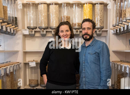 Munich, Allemagne. Dec 18, 2017. Deux des fondateurs, Hannah Sartin et Carlo Crauss, stand dans leur magasin "Ohne" (allemand : Sans) à Munich, Allemagne, 18 décembre 2017. Les légumes et les fruits dans des caisses en bois, des céréales et du riz dans des contenants en verre, papier toilette et des préservatifs que emballé avec du papier : Package gratuitement les supermarchés sont tendances. Credit : Amelie Geiger/dpa/Alamy Live News Banque D'Images