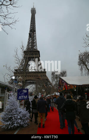 21 décembre 2017 - La Tour Eiffel est une tour de fer situé dans le Champ de Mars à Paris. Elle a été érigée pour commémorer le centenaire de la Révolution française 1889. La Tour Eiffel est un des monuments les plus populaires de la planète (crédit Image : © Louai Barakat/ImagesLive via Zuma sur le fil) Banque D'Images