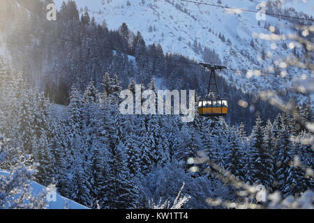 Oberstdorf, Allemagne. Dec 29, 2017. Le Téléphérique de Nebelhorn fonctionne en face de la Winter Scenery à Oberstdorf, Allemagne, 29 décembre 2017. Crédit : Daniel Karmann/dpa/Alamy Live News Banque D'Images