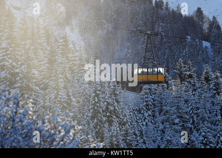 Oberstdorf, Allemagne. Dec 29, 2017. Le Téléphérique de Nebelhorn fonctionne en face de la Winter Scenery à Oberstdorf, Allemagne, 29 décembre 2017. Crédit : Daniel Karmann/dpa/Alamy Live News Banque D'Images