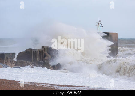 Hastings, East Sussex, UK. Dec 29, 2017. Des coups de vent dans la ville balnéaire de Hastings ce matin, avec des rafales de vent atteignant 46 km/h que le fracas des vagues batter le port arm. Crédit photo : Paul Lawrenson/Alamy Live News Banque D'Images