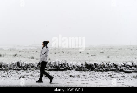 Affetside, Bury. Dec 29, 2017. Météo France : A Winter Wonderland scène comme la neige recouvre le sol autour les mots Country Park à Bolton, Lancashire. Une femme entre dans l'hiver. Photo par : Paul Heyes/Alamy Live News Banque D'Images