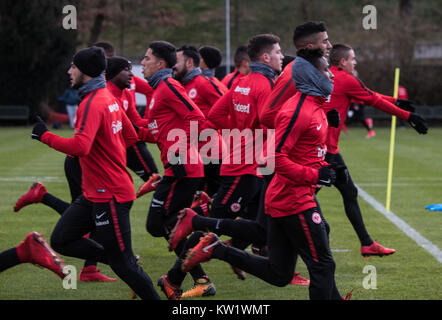 Frankfurt am Main, Allemagne. Dec 29, 2017. Les joueurs de Francfort s'exécuter pendant la première session de formation de la Bundesliga allemande soccer club Eintracht Frankfurt à Frankfurt am Main, Allemagne, 29 décembre 2017. Crédit : Andreas Arnold/dpa/Alamy Live News Banque D'Images