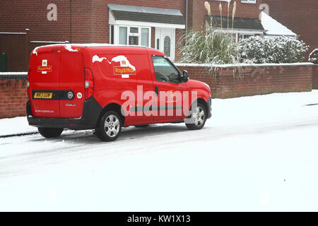 Leeds, Yorkshire, UK. Dec 29, 2017. Après une matinée de neige dans près de Leeds Morley les facteurs étaient encore en mesure d'obtenir sur les livraisons en tant que normale. Prises le 29 décembre 2017. Crédit : Andrew Gardner/Alamy Live News Banque D'Images