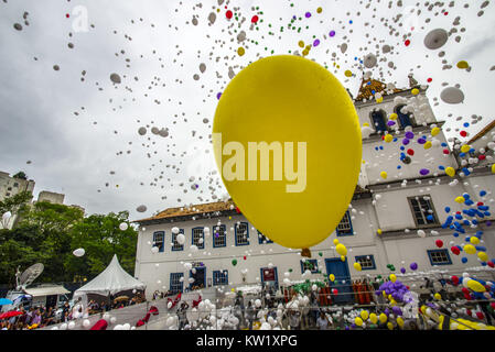 Sao Paulo, Brésil. Dec 29, 2017. Des milliers de ballons biodégradables sont libérées par les membres de la Chambre de Commerce pour célébrer la nouvelle année à Sao Paulo, Brésil le 29 décembre 2017. Credit : Cris Faga/ZUMA/Alamy Fil Live News Banque D'Images