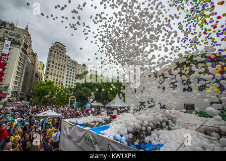 Sao Paulo, Brésil. Dec 29, 2017. Des milliers de ballons biodégradables sont libérées par les membres de la Chambre de Commerce pour célébrer la nouvelle année à Sao Paulo, Brésil le 29 décembre 2017. Credit : Cris Faga/ZUMA/Alamy Fil Live News Banque D'Images