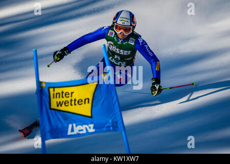 Lienz, Autriche. Dec 29, 2017. Manuela Moelgg de l'Italie en compétition lors de la Coupe du Monde FIS de slalom géant dames course à Lienz, Autriche Le 29 décembre 2017. Credit : Jure Makovec/Alamy Live News Banque D'Images