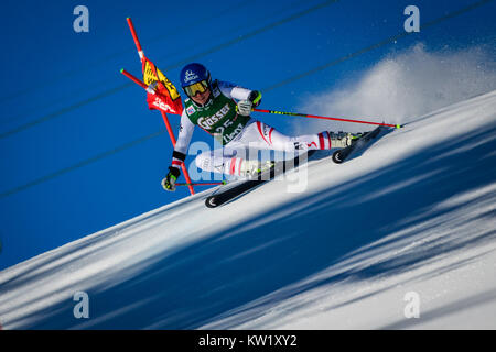 Lienz, Autriche. Dec 29, 2017. Bernadette Schild d'Autriche fait concurrence au cours de la Coupe du Monde FIS de slalom géant dames course à Lienz, Autriche Le 29 décembre 2017. Credit : Jure Makovec/Alamy Live News Banque D'Images