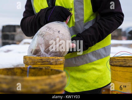 Edinburgh, Ecosse, Royaume-Uni. Dec 29, 2017. D'artificiers Fireworks Titane démontrer grand feu d'artifice et le lancement de tubes au château d'Édimbourg avant l'assemblée annuelle d'artifice Hogmanay le soir du Réveillon. Ici un 150mm shell est indiqué en cours d'installation c'est la plus grande shell utilisé dans l'affichage. Credit : Iain Masterton/Alamy Live News Banque D'Images