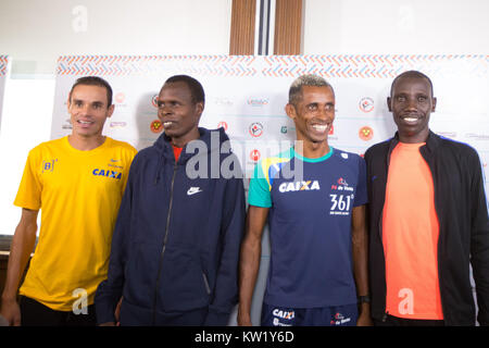 29 décembre 2017 - De gauche à droite, FRANCK CALDEIRA (BRA), STANLEY BIWOTT (QUE), GIOVANI DOS SANTOS (BRA) et Paul LONYANGATA (QUÉBEC), au cours de la 93ST São Silvestre Road Race conférence de presse le 29 décembre, à Sao Paulo, Brésil. La course aura lieu le dimanche, 31. Credit : Paulo Lopes/ZUMA/Alamy Fil Live News Banque D'Images