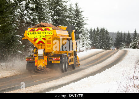 Denbighshire, UK. Dec 29, 2017. Météo britannique. Une vague de froid avec de la neige provoque des perturbations pour de nombreuses régions du nord de l'Angleterre, Pays de Galles, et l'Ecosse avec véhicules de déneigement et de sablage des routes de maintien autour de Llyn Brenig dans Denbighshire Crédit : DGDImages/Alamy Live News Banque D'Images