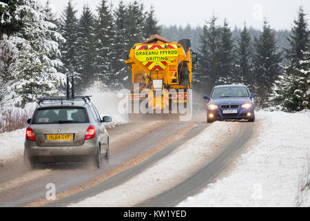 Denbighshire, UK. Dec 29, 2017. Météo britannique. Une vague de froid avec de la neige provoque des perturbations pour de nombreuses régions du nord de l'Angleterre, Pays de Galles, et l'Ecosse avec véhicules de déneigement et de sablage des routes de maintien autour de Llyn Brenig dans Denbighshire Crédit : DGDImages/Alamy Live News Banque D'Images