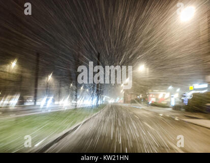 Frankfurt am Main, Allemagne. Dec 29, 2017. Les flux de trafic après le coucher du soleil lors d'une forte se précipitent dans la région de Frankfurt am Main, Allemagne, 29 décembre 2017. Crédit : Frank Rumpenhorst/dpa/Alamy Live News Banque D'Images