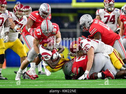 Arlington, Texas, USA. 29 Décembre, 2017. Running back USC Trojans Ronald Jones II (25) est arrêté à l'Ohio State Buckeyes joueur de ligne défensive Nick Bosa (97) et de l'Ohio State Buckeyes défensive fin Jalyn Holmes (11).Au cours d'un match de football NCAA entre les USC Trojans et l'Ohio State Buckeyes au Cotton Bowl à AT&T Stadium, à Arlington au Texas. Credit : Cal Sport Media/Alamy Live News Banque D'Images