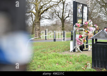 Finsbury Park, Londres, UK. Le 30 décembre 2017. Des fleurs et des cartes en Luliana de Finsbury Park Crédit : Matthieu Chattle Tudos/Alamy Live News Banque D'Images