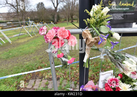 Finsbury Park, Londres, UK. Le 30 décembre 2017. Des fleurs et des cartes en Luliana de Finsbury Park Crédit : Matthieu Chattle Tudos/Alamy Live News Banque D'Images