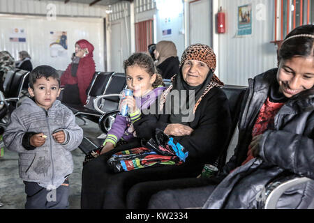 La Jordanie. 21 Jan, 2017. Une grand-mère et les enfants s'asseoir dans la salle d'attente au centre de maternité à la gestion du FNUAP dans le camp de réfugiés syriens de Zaatari. En moyenne, 70 bébés sont nés il y a un mois.Il n'y a actuellement plus de 700 000 réfugiés syriens en Jordanie s'échappant de la conflit de la nation d'accueil qui a commencé depuis 2011. Credit : Sally Hayden/SOPA/ZUMA/Alamy Fil Live News Banque D'Images