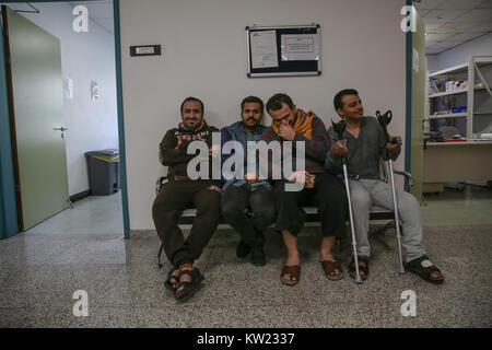 Amman, Jordanie. Dec 30, 2017. Hommes attendent de voir les médecins de l'hôpital de chirurgie réparatrice de MSF à Amman, Jordanie - le seul hôpital de ce type de blessés par arme au Moyen-Orient.Il n'y a actuellement plus de 700 000 réfugiés syriens en Jordanie s'échappant de la conflit de la nation d'accueil qui a commencé depuis 2011. Credit : Sally Hayden/SOPA/ZUMA/Alamy Fil Live News Banque D'Images