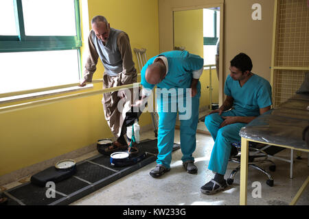 Amman, Jordanie. Dec 30, 2017. Un homme passe par les exercices de physiothérapie à l'hôpital de chirurgie réparatrice de MSF à Amman, Jordanie - le seul hôpital de ce type de blessés par arme au Moyen-Orient.Il n'y a actuellement plus de 700 000 réfugiés syriens en Jordanie s'échappant de la conflit de la nation d'accueil qui a commencé depuis 2011. Credit : Sally Hayden/SOPA/ZUMA/Alamy Fil Live News Banque D'Images