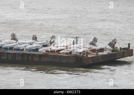 London UK. Le 30 décembre 2017. D'artifice cannisters sont placées sur une péniche sur la Tamise en préparation pour le spectaculaire feu d'artifice d'inaugurer la nouvelle année Crédit : amer ghazzal/Alamy Live News Banque D'Images