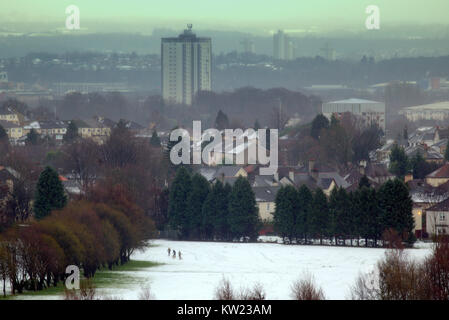 Glasgow, Scotland, UK 30 décembre.UK Météo : neige lourde chute hier a laissé une couche de neige dans la ville avec la promesse de plus mauvais temps que les sections locales dont jouissent la neige sur knightswood de golf. Gerard crédit Ferry/Alamy Live News Banque D'Images