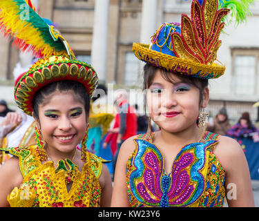 Trafalgar Square, Londres, le 30 mai 2017. La Bolivie culturelle traditionnelle britannique danseurs boliviens de divertir la foule avec leurs costumes colorés. Les artistes interprètes ou exécutants à Trafalgar Square à donner au public un aperçu du programme de la London défilé du Nouvel An. Credit : Imageplotter News et Sports/Alamy Live News Banque D'Images