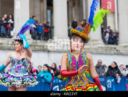 Trafalgar Square, Londres, le 30 mai 2017. La Bolivie culturelle traditionnelle britannique danseurs boliviens de divertir la foule avec leurs costumes colorés. Les artistes interprètes ou exécutants à Trafalgar Square à donner au public un aperçu du programme de la London défilé du Nouvel An. Credit : Imageplotter News et Sports/Alamy Live News Banque D'Images