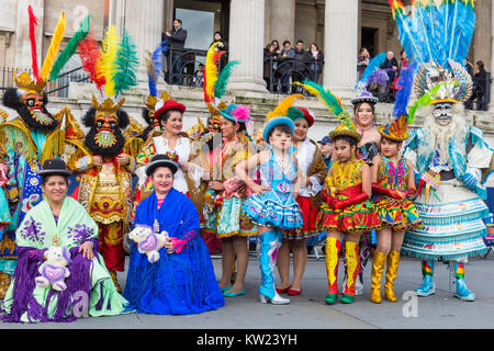 Trafalgar Square, Londres, le 30 mai 2017. La Bolivie culturelle traditionnelle britannique danseurs boliviens de divertir la foule avec leurs costumes colorés. Les artistes interprètes ou exécutants à Trafalgar Square à donner au public un aperçu du programme de la London défilé du Nouvel An. Credit : Imageplotter News et Sports/Alamy Live News Banque D'Images