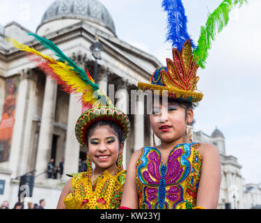 Trafalgar Square, Londres, le 30 mai 2017. La Bolivie culturelle traditionnelle britannique danseurs boliviens de divertir la foule avec leurs costumes colorés. Les artistes interprètes ou exécutants à Trafalgar Square à donner au public un aperçu du programme de la London défilé du Nouvel An. Credit : Imageplotter News et Sports/Alamy Live News Banque D'Images