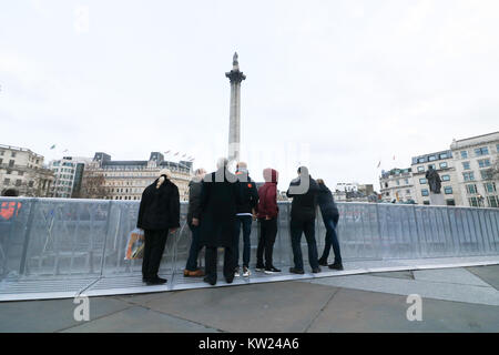 London UK. 30e Décembre 2017. Barrières de sécurité sont érigées autour des fontaines à Trafalgar Square pour contrôler la foule comme des milliers de fêtards sont attendus à la fête du Nouvel An à Londres : Crédit amer ghazzal/Alamy Live News Banque D'Images