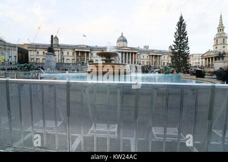 London UK. 30e Décembre 2017. Barrières de sécurité sont érigées autour des fontaines à Trafalgar Square pour contrôler la foule comme des milliers de fêtards sont attendus à la fête du Nouvel An à Londres : Crédit amer ghazzal/Alamy Live News Banque D'Images