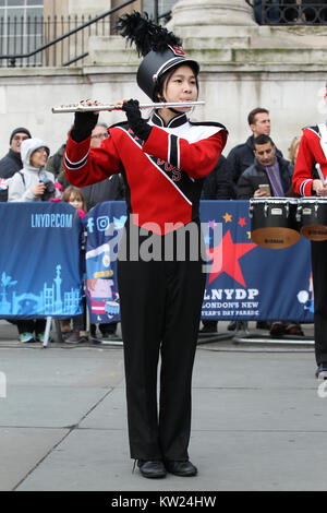 Londres, Royaume-Uni. 30 Décembre, 2017. Les participants pour le défilé du Nouvel An 2018 prendre part à un essai à l'extérieur de la National Gallery, London Crédit : RM Press/Alamy Live News Banque D'Images