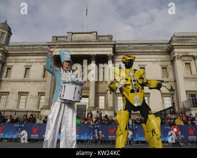 Londres, Royaume-Uni. 30 Décembre, 2017. Les participants pour le défilé du Nouvel An 2018 prendre part à un essai à l'extérieur de la National Gallery, London Crédit : RM Press/Alamy Live News Banque D'Images