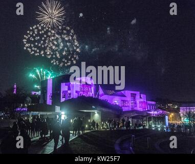 Edinburgh, Royaume-Uni. Dec 30, 2017. Edinburgh Hogmanay du début des célébrations avec la traditionnelle procession aux flambeaux. Cette année, la route se termine à l'extérieur du Parlement écossais à Holyrood où un mot choisi par les jeunes de l'Écosse qui les rend fiers de vivre dans le pays se révèle par les milliers de porteurs. Sur la photo : le Parlement écossais Credit : Riche de Dyson/Alamy Live News Banque D'Images