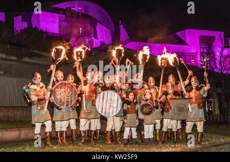 Edinburgh, Royaume-Uni. Dec 30, 2017. Edinburgh Hogmanay du début des célébrations avec la traditionnelle procession aux flambeaux. Cette année, la route se termine à l'extérieur du Parlement écossais à Holyrood où un mot choisi par les jeunes de l'Écosse qui les rend fiers de vivre dans le pays se révèle par les milliers de porteurs. Sur la photo : Jarls Hommes de Shetland qui dirigera la parade devant le Parlement écossais. Credit : Riche de Dyson/Alamy Live News Banque D'Images