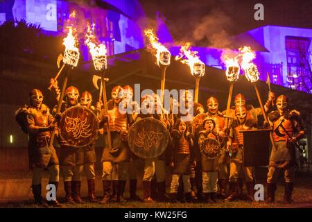 Edinburgh, Royaume-Uni. Dec 30, 2017. Edinburgh Hogmanay du début des célébrations avec la traditionnelle procession aux flambeaux. Cette année, la route se termine à l'extérieur du Parlement écossais à Holyrood où un mot choisi par les jeunes de l'Écosse qui les rend fiers de vivre dans le pays se révèle par les milliers de porteurs. Sur la photo : Jarls Hommes de Shetland qui dirigera la parade devant le Parlement écossais. Credit : Riche de Dyson/Alamy Live News Banque D'Images