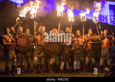 Edinburgh, Royaume-Uni. Dec 30, 2017. Edinburgh Hogmanay du début des célébrations avec la traditionnelle procession aux flambeaux. Cette année, la route se termine à l'extérieur du Parlement écossais à Holyrood où un mot choisi par les jeunes de l'Écosse qui les rend fiers de vivre dans le pays se révèle par les milliers de porteurs. Sur la photo : Jarls Hommes de Shetland qui dirigera la parade devant le Parlement écossais. Credit : Riche de Dyson/Alamy Live News Banque D'Images