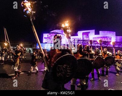 Edinburgh, Royaume-Uni. Dec 30, 2017. Edinburgh Hogmanay du début des célébrations avec la traditionnelle procession aux flambeaux. Cette année, la route se termine à l'extérieur du Parlement écossais à Holyrood où un mot choisi par les jeunes de l'Écosse qui les rend fiers de vivre dans le pays se révèle par les milliers de porteurs. Sur la photo : Jarls Hommes de Shetland qui mènent la parade devant le Parlement écossais. Credit : Riche de Dyson/Alamy Live News Banque D'Images