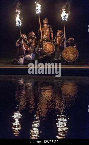 Edinburgh, Royaume-Uni. Dec 30, 2017. Edinburgh Hogmanay du début des célébrations avec la traditionnelle procession aux flambeaux. Cette année, la route se termine à l'extérieur du Parlement écossais à Holyrood où un mot choisi par les jeunes de l'Écosse qui les rend fiers de vivre dans le pays se révèle par les milliers de porteurs. Sur la photo : Jarls Hommes de Shetland qui dirigera la parade devant le Parlement écossais. Credit : Riche de Dyson/Alamy Live News Banque D'Images