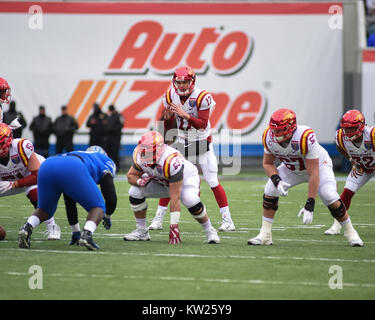 30 Décembre, 2017 ; Memphis, TN, USA ; Iowa State QB, KYLE KEMPT (17), se prépare à la SNAP, dans la NCAA D1 match de football avec les Memphis Tigers. L'Iowa State Cyclones défait les Memphis Tigers, 21-20, dans l'Auto Zone Liberty Bowl. Kevin Langley/CSM Banque D'Images