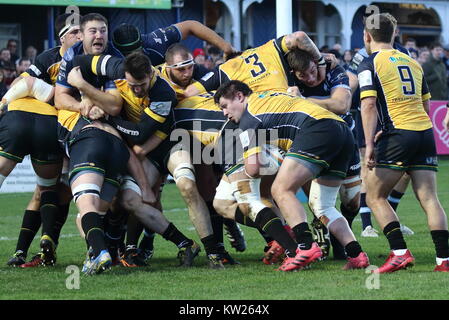 Bedford, Royaume-Uni. 30 Décembre, 2017. Action de la Greene King IPA Championship match de rugby entre Bedford Blues et Ealing au Trailfinders Goldington Road, Bedford, Royaume-Uni devant une foule de 3 401 le 30 décembre 2017. Score final 23-24 Bedford Ealing Photo par Keith Mayhew/Alamy Live News Banque D'Images