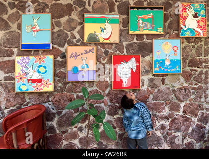Jeune amateur d'art à admirer les peintures, Yves Restaurant, Ajijic, Mexique Banque D'Images