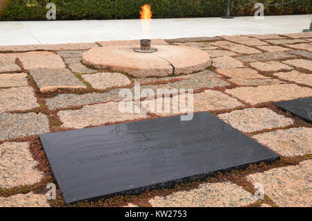 La Flamme éternelle brûle à la tombe du Président John F Kennedy dans le Cimetière National d'Arlington. Banque D'Images