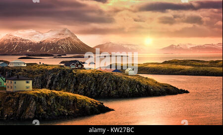 Fosshótel fjords rocheux au coucher du soleil. Stykkisholmur est une ville située dans la partie ouest de l'Islande. Banque D'Images