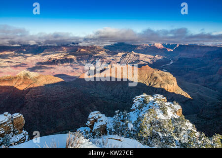 L'hiver de rim Point Navajo se tourne vers l'est sur le Grand Canyon au lever du soleil. Banque D'Images