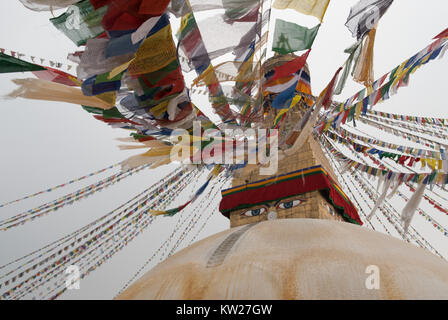 Bodnath stupa bouddhiste célèbre, décoré de guirlandes de drapeaux de prière religieuse tibétaine, Katmandou, Népal. Banque D'Images