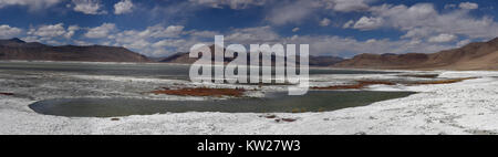 Paysage de hautes montagnes, le lac de sel photopanorama, Himalaya, Inde du Nord. Banque D'Images